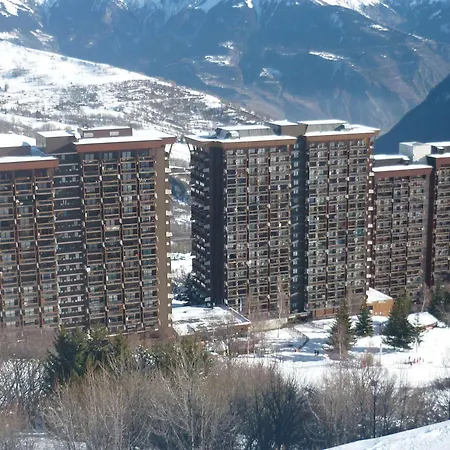 Lumineux Skis Aux Pieds Pour 5, Vue Sur Pistes *